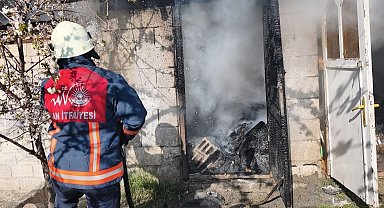 Tuşba'da odunluk yangını