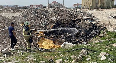 Tutuşan atık malzemeler itfaiye ekiplerince söndürüldü