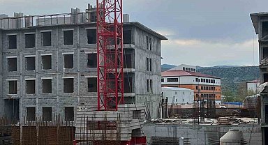 Ücretlerini alamadıklarını iddia eden işçiler kule vince çıktı