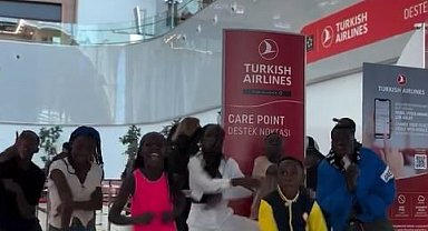 Ugandalı "Hypers Kids Africa" grubundan A Milli Futbol Takımı için özel koreografi