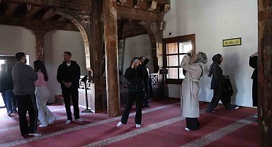 Üniversite öğrencileri, UNESCO Dünya Miras Listesi'nde Çivisiz Cami'ye hayran kaldı