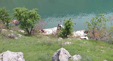 Unuttuğu eşyasını almak için döndü, botla açıldığı Fırat Nehri'nde kayboldu