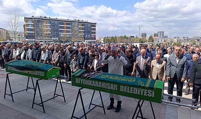 Üst kat komşularının katlettiği çift toprağa verildi