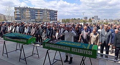 Üst kat komşularının katlettiği çift toprağa verildi