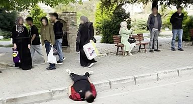 Uyuşturucu bağımlısı durak yanında uyuyakaldı