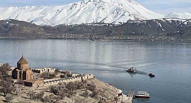 Van Gölü'nde sular çekildi, Akdamar'daki iskele yenileniyor