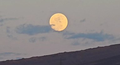 Van'da görsel şölen: "Pembe Dolunay" Erek Dağı'ndan yükseldi