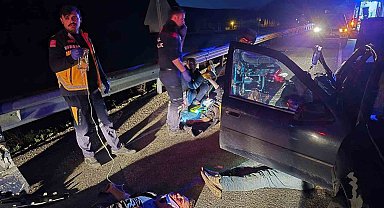 Van'da kaçak göçmenleri taşıyan otomobil kaza yaptı: 7 yaralı