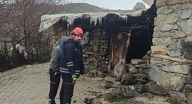 Van'da kümes ve tandır olarak kullanılan yapı çöktü