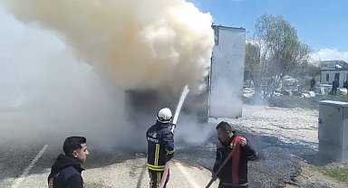 Van'da seyir halindeki tırın dorsesi yandı