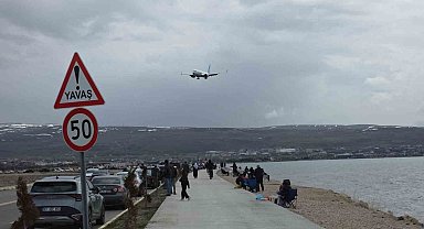 Van'da sıcak havayı fırsat bilen vatandaşlar sahile akın etti