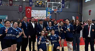 Voleybol turnuvasında Kazakistanlı öğrenciler şampiyon oldu.