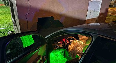 Yağışlı havada kontrolden çıkan otomobil depo duvarına çarptı