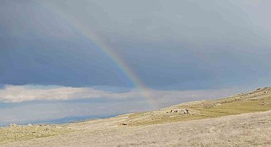 Yağmursuz havada ortaya çıkan gökkuşağı hayran bıraktı