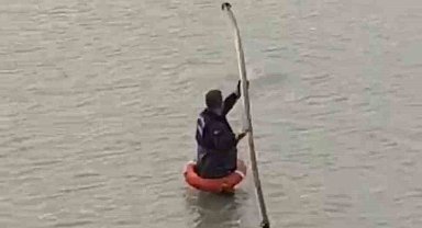 Yapay gölette mahsur kalan tilkiyi itfaiye kurtardı