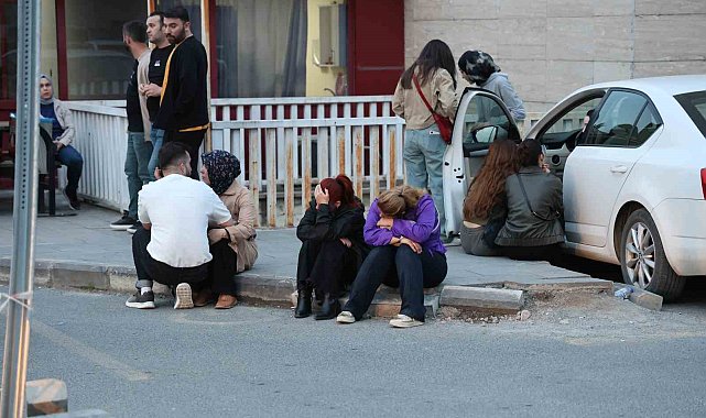 Yaralı öğrencilerin ailelerinin hastane önündeki bekleyişi sürüyor