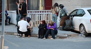 Yaralı öğrencilerin ailelerinin hastane önündeki bekleyişi sürüyor