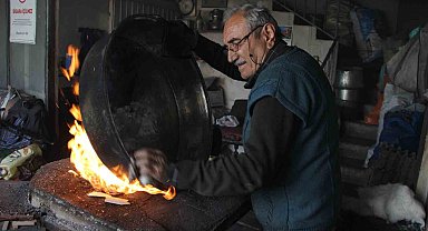 Yarım asırdan fazla süredir bakıra hayat veriyor: 73 yaşında mesleğini aşkla yapıyor