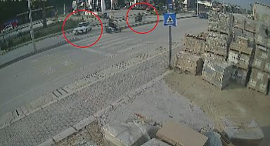 Yaya geçidini kullanmaya çalışan otomobille çarpışan motosikletli metrelerce havaya uçtu