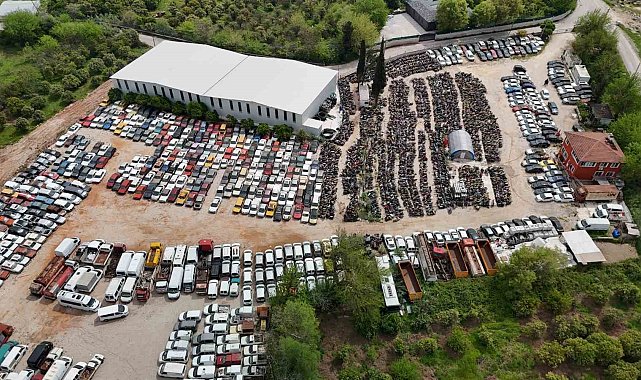 Yediemin otoparkları araç mezarlığına döndü, milyonluk araçlarla hurdaya dönenler aynı alanda sahiplerini bekliyor