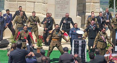 Yeni Zelanda askerleri, atalarını 'haka' dansıyla andı