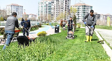 Yeşilyurt'ta park ve yeşil alanlarda bakım ve onarım çalışması