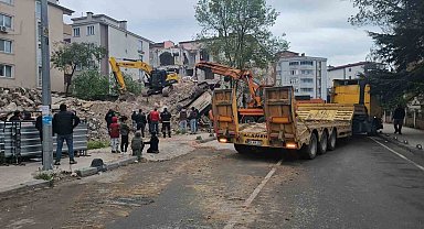 Yıkım esnasında iş makinesi devrildi