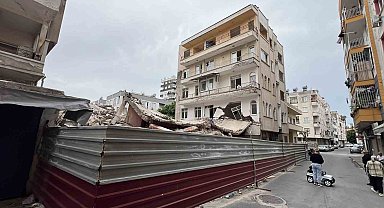 Yıkımda zarar gören binanın sakinleri: "Müteahhide ulaşamıyoruz"