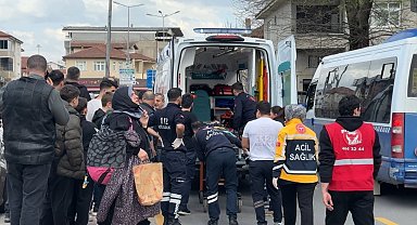 Yolun karşı tarafına geçmeye çalışan 9 yaşındaki çocuğa otomobil çarptı