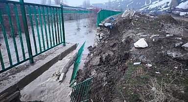 Yüksekova'da istinat duvarı çöktü