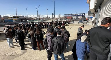 Yüksekova'da kütüphane önünde kuyruk