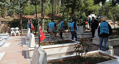 Yükümlülerden şehitliğe örnek davranış