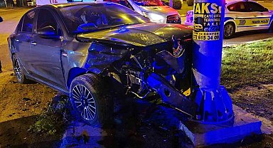 Zonguldak'ta otomobil önce araca, ardından yön direğine çarptı: 2 yaralı