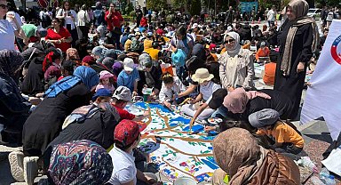 2 bin 200 öğrenci sanat festivalinde 50 metrelik dev brandayı boyadı