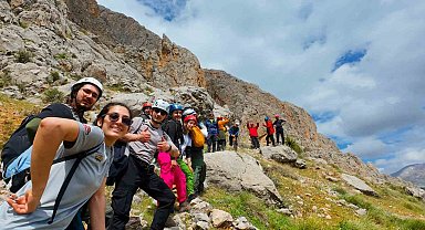 45 sporcu Kemaliye'nin zirvesinde buluştu