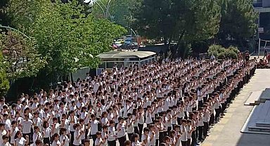 537 öğrenciden dev kaşık oyunu koreografisi
