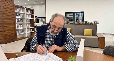 68 yaşında kütüphanede Osmanlıca ve Arapça öğreniyor