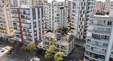 Adana'da depremde hasar gören mahkemelik binalarda yıkım başladı