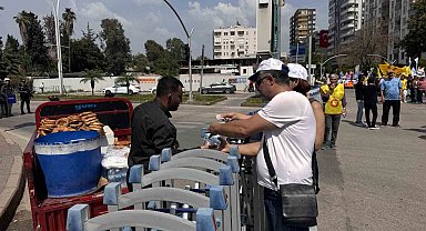 Adana'da simitçiler ve su satıcıları bariyerlerin arkasında çalışmaya devam etti