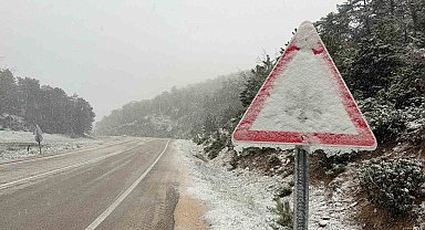 Afyonkarahisar'da kar ulaşımı aksattı