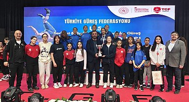 Afyonkarahisar'lı sporcular Kars'ta ki güreş şampiyonasından madalyalarla döndü