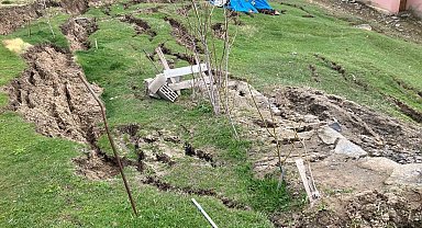 Ağrı'da heyelan evlerin çevresinde yarıklar oluşturdu