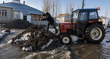 Ağrı'da köylüler sel sularına traktörlerle müdahale etti