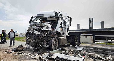 Ahlat'ta iki tır çarpıştı: 1 yaralı