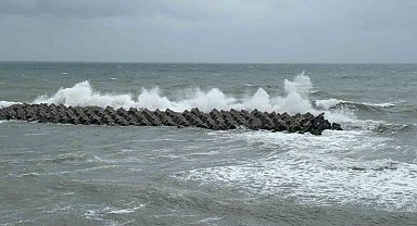 Akçakoca'da fırtına etkili oluyor