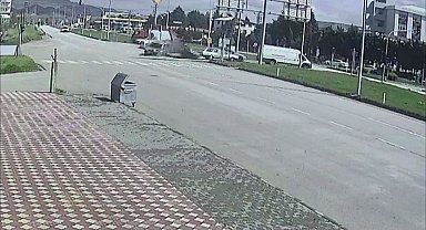 Amasya'da kavşakta araçların çarpıştığı kaza kamerada