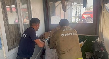 Antakya'da eve giren yılanı itfaiye yakaladı