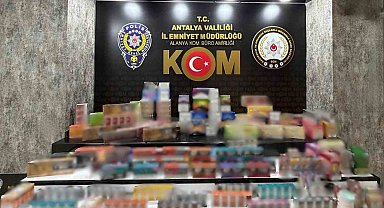Antalya'da kaçakçılık operasyonlarında silah ve kaçak ürünler ele geçirildi
