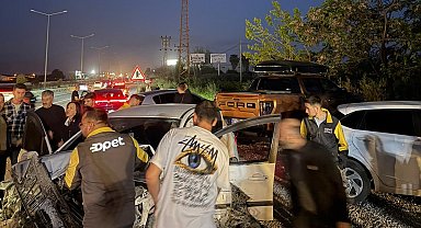 Antalya'da kontrolden çıkan otomobil park halindeki araçları hurdaya çevirdi: 4 yaralı