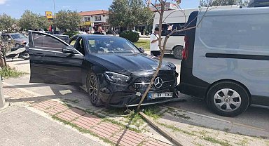 Antalya'da minibüs park halindeki araca çarptı: 4 yaralı